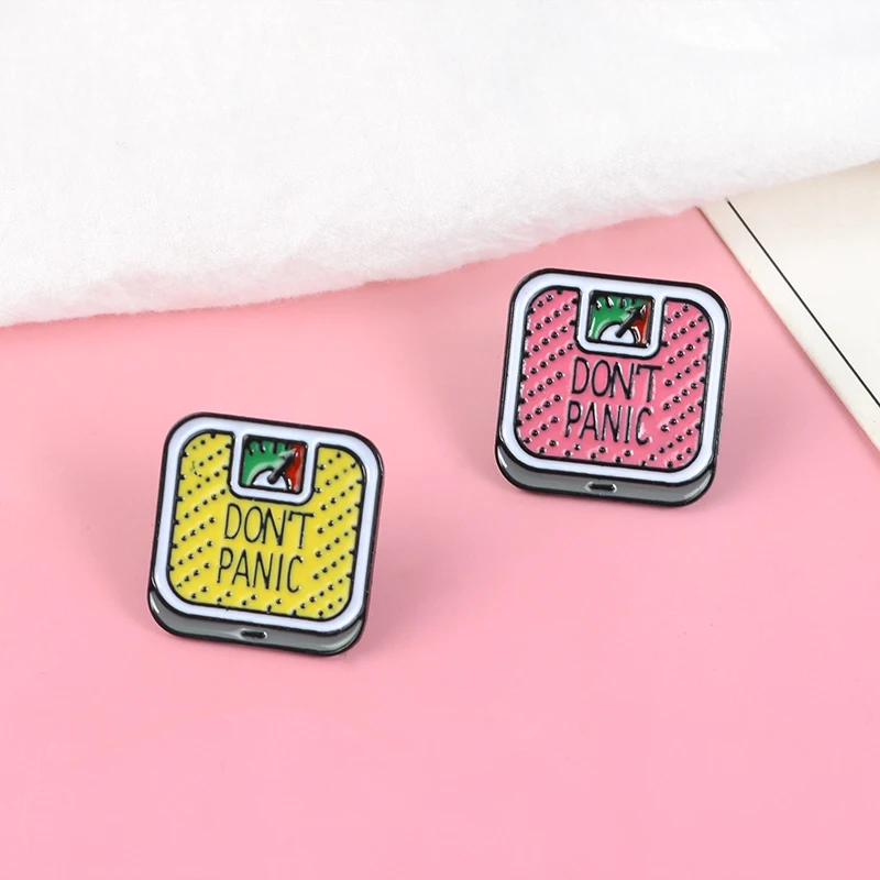 Ура! Желтая эмалированная коллекция булавок не паникуйте пчелу приключения