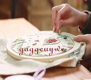 

Beginner diy hand embroidery three-dimensional cloth embroidery material with wood embroidery hoop not the Finished product