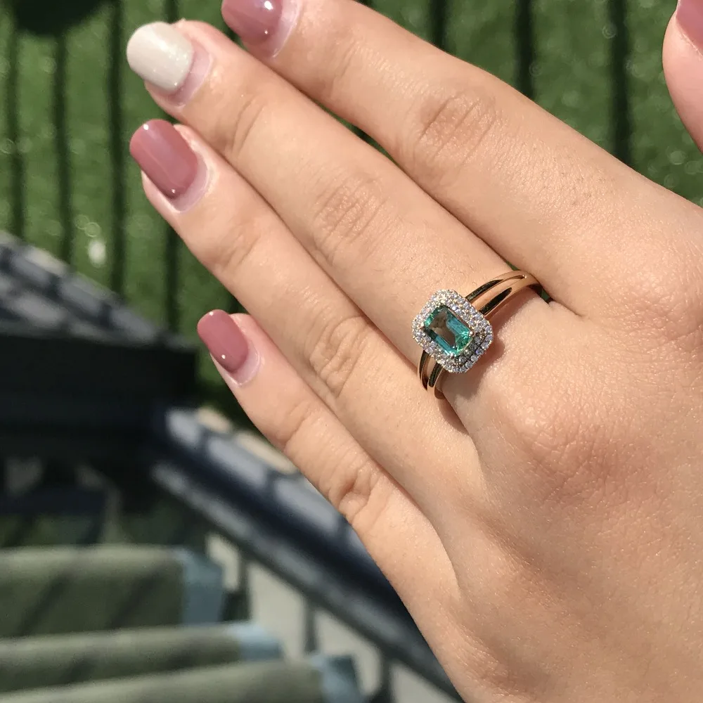 Обручальное кольцо с натуральным зеленым изумрудом 0.6ct бриллиантом двойным