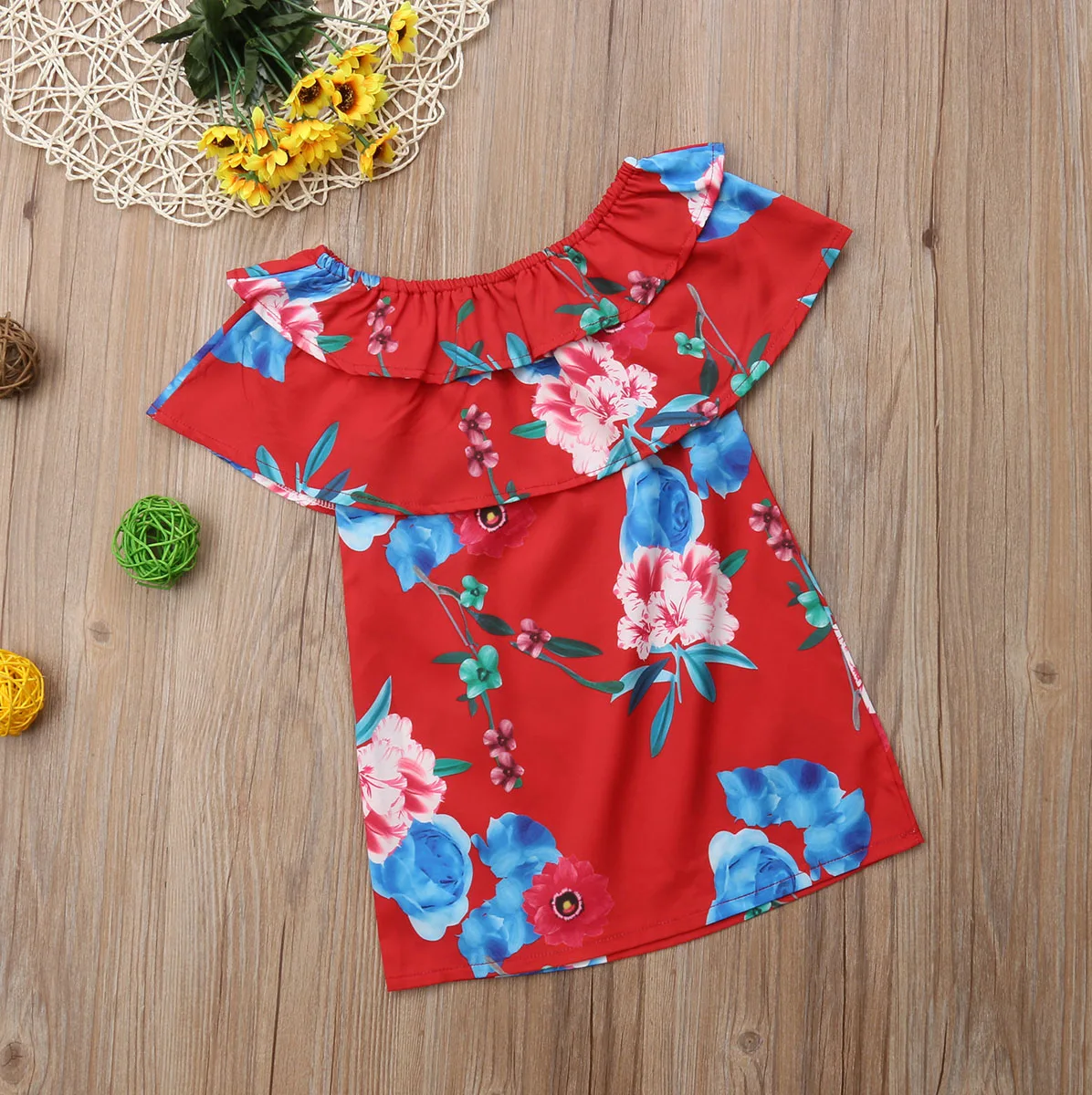 Платье с цветочной вышивкой открытыми плечами воротником-лодочкой и оборками |