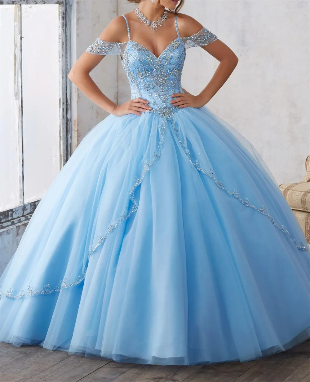 Женское вечернее платье без бретелек голубое Тюлевое бальное с разрезом спереди