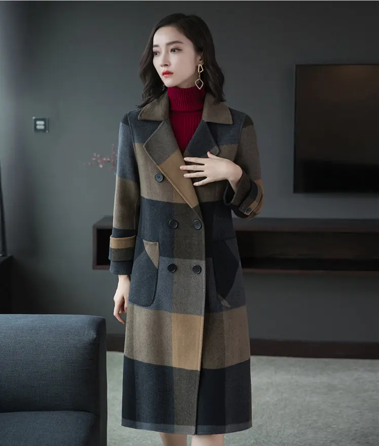 Зимнее двубортное длинное шерстяное пальто в клетку А силуэта Женская