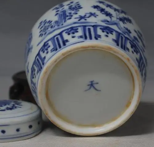Китайская старая фарфоровая банка Ming chenghua с голубым и белым рисунком тигра
