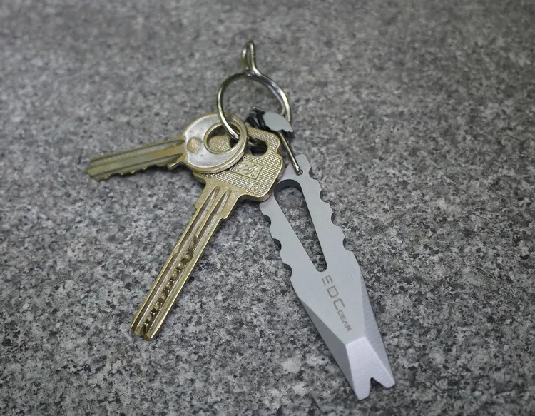 

1PC EDC Gear Screwdriver Bottle Opener Mini Crowbar Kit Key Ring Keychain Tool Pendant Outdoor Broken Window SurvivalMulti-tool