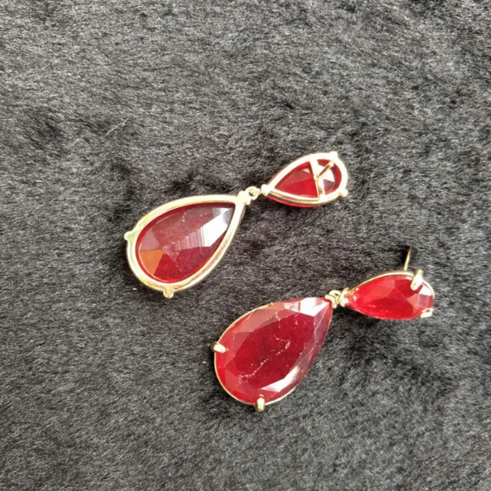 Красные черные желтые висячие серьги с натуральным камнем в золотой оправе