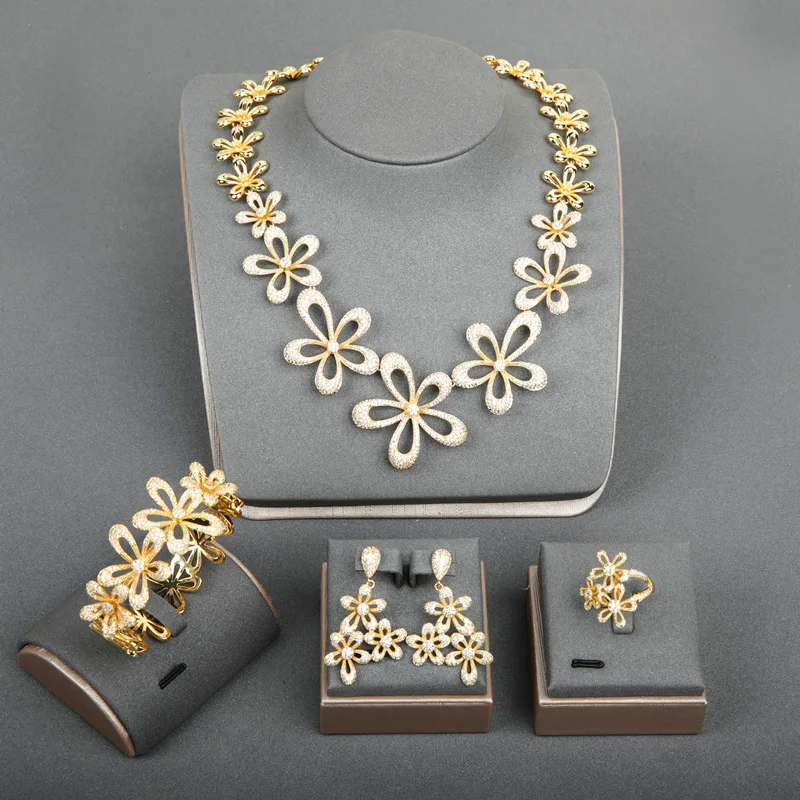 Женский комплект украшений Dazz из колье сережек и браслета золотистого цвета с