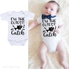 DERMSPEновый летний хлопковый комбинезон с короткими рукавами и надписью I'm The Cutest Catch для новорожденных мальчиков и девочек, комбинезон, одежда для малышей белого цвета