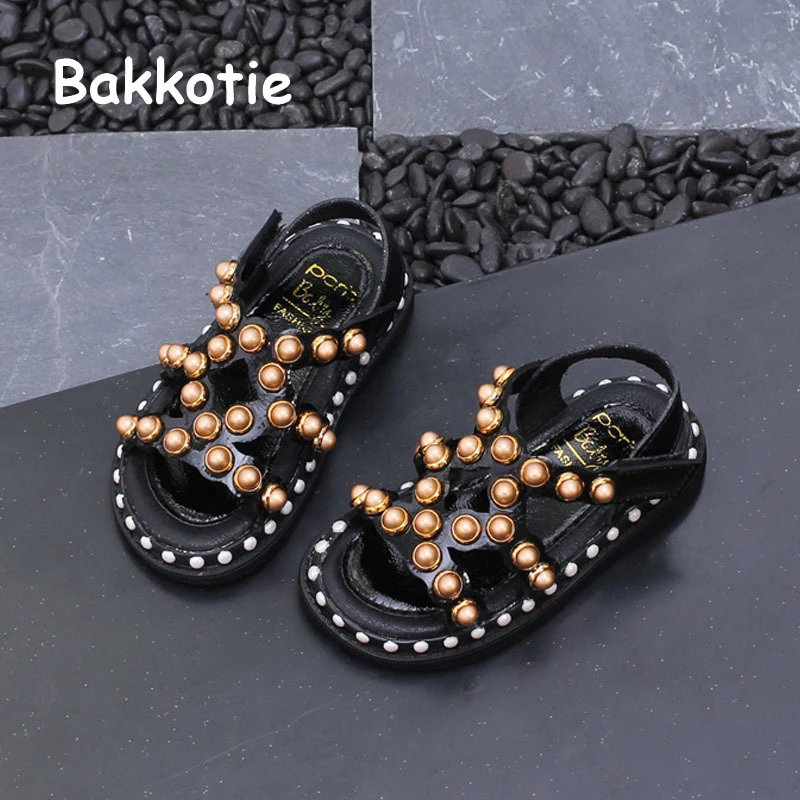 Bakkotie/Новинка года; модные летние туфли с заклепками для малышей; пляжные сандалии из натуральной кожи для маленьких девочек; Детские брендовые белые туфли на плоской подошве с жемчужинами для мальчиков