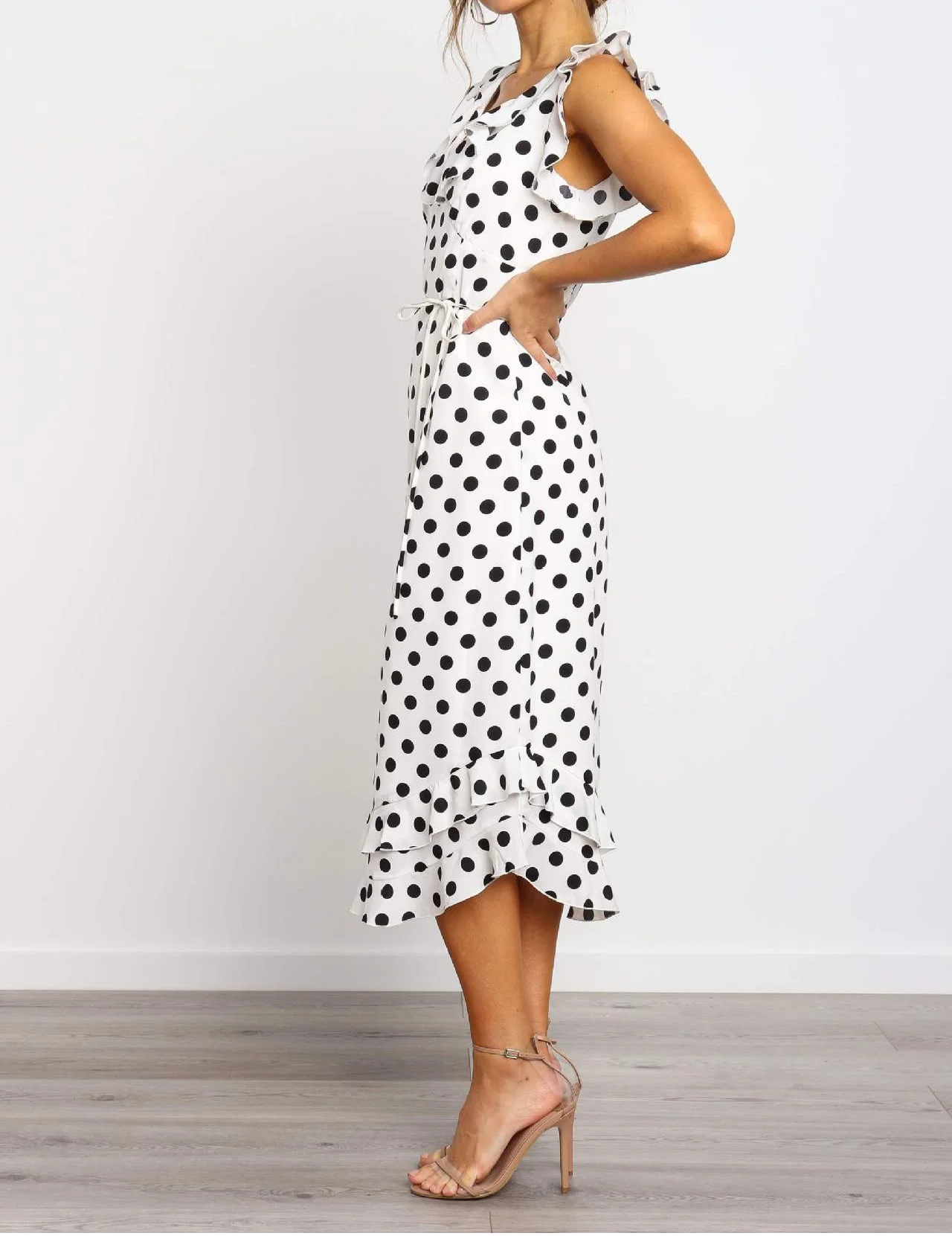 Женское платье в горошек без рукавов приталенное средней длины с воланом модель