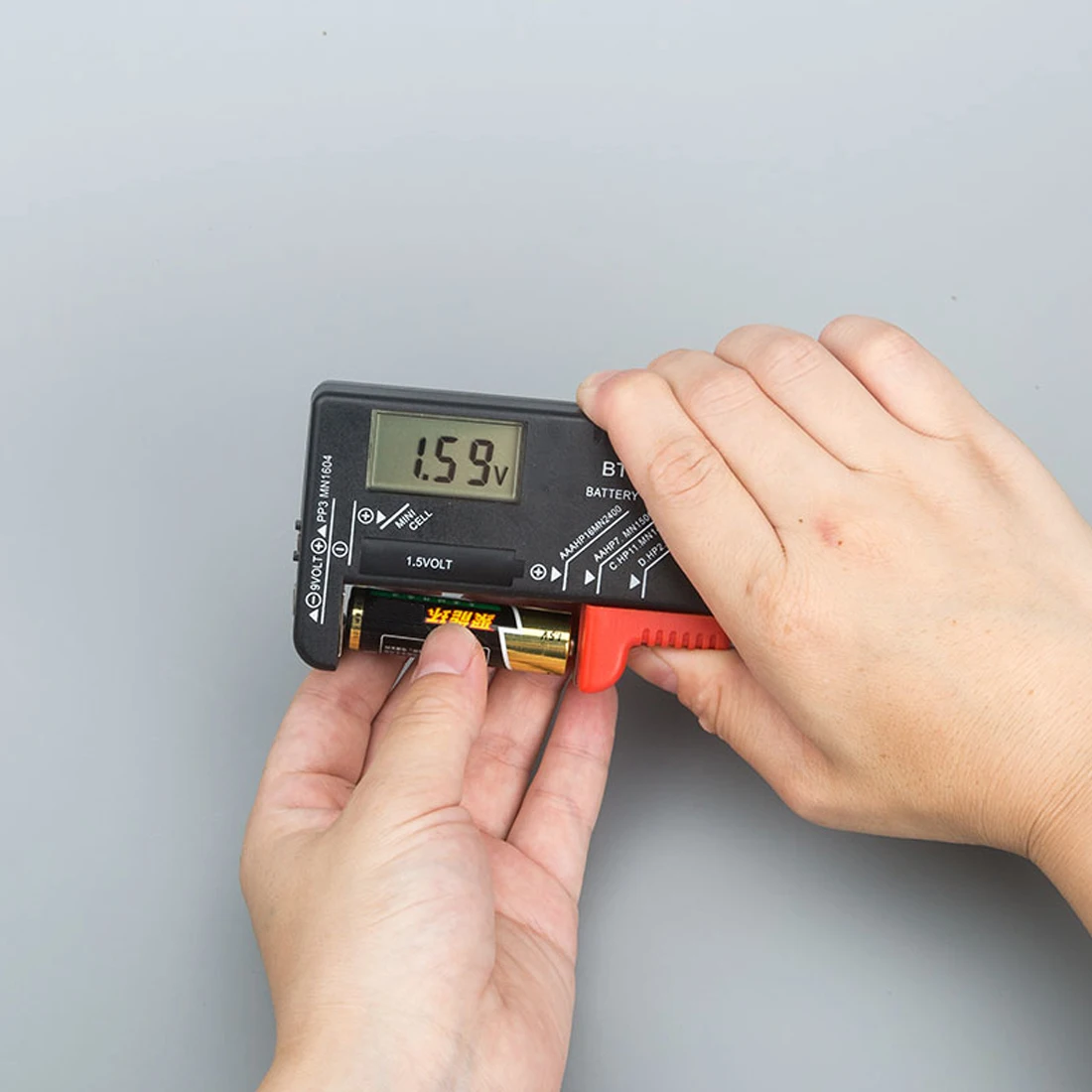 

Battery Tester Battery Diagnostic Tool Digital Display Check Power Level for 1.5V and 9V Batteries Battery Charge Indicator