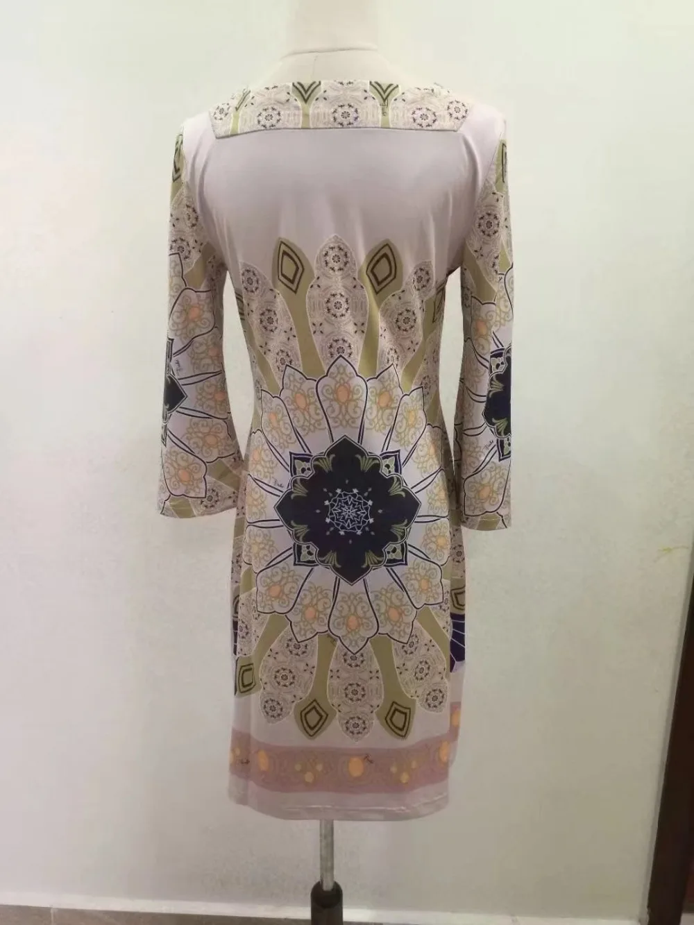 Женское модельное платье с рукавом 3/4 прямое богемным принтом модель XXL весна 2015 |