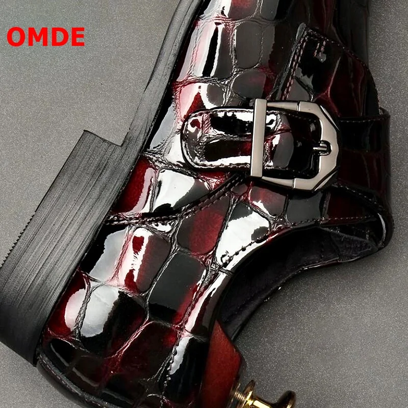 OMDE/Новинка; стильные мужские лоферы из лакированной кожи; Мужские модельные туфли с острым носком и пряжкой; мужская обувь на свадьбу и выпускной