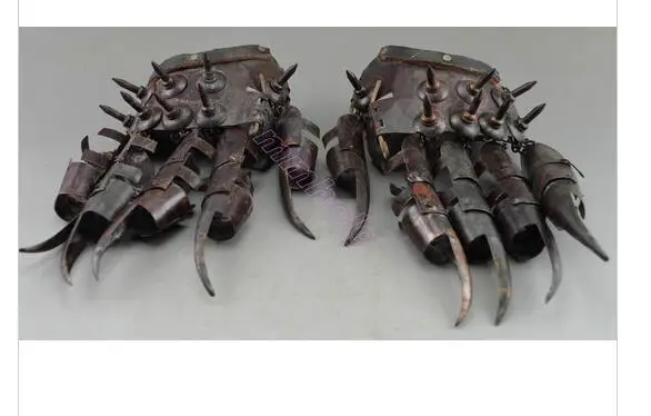 Copper Brass Exquisite Metal Crafts Ancient Collectibles Decorated Old Copper Hammered Protective Gloves Armour In War