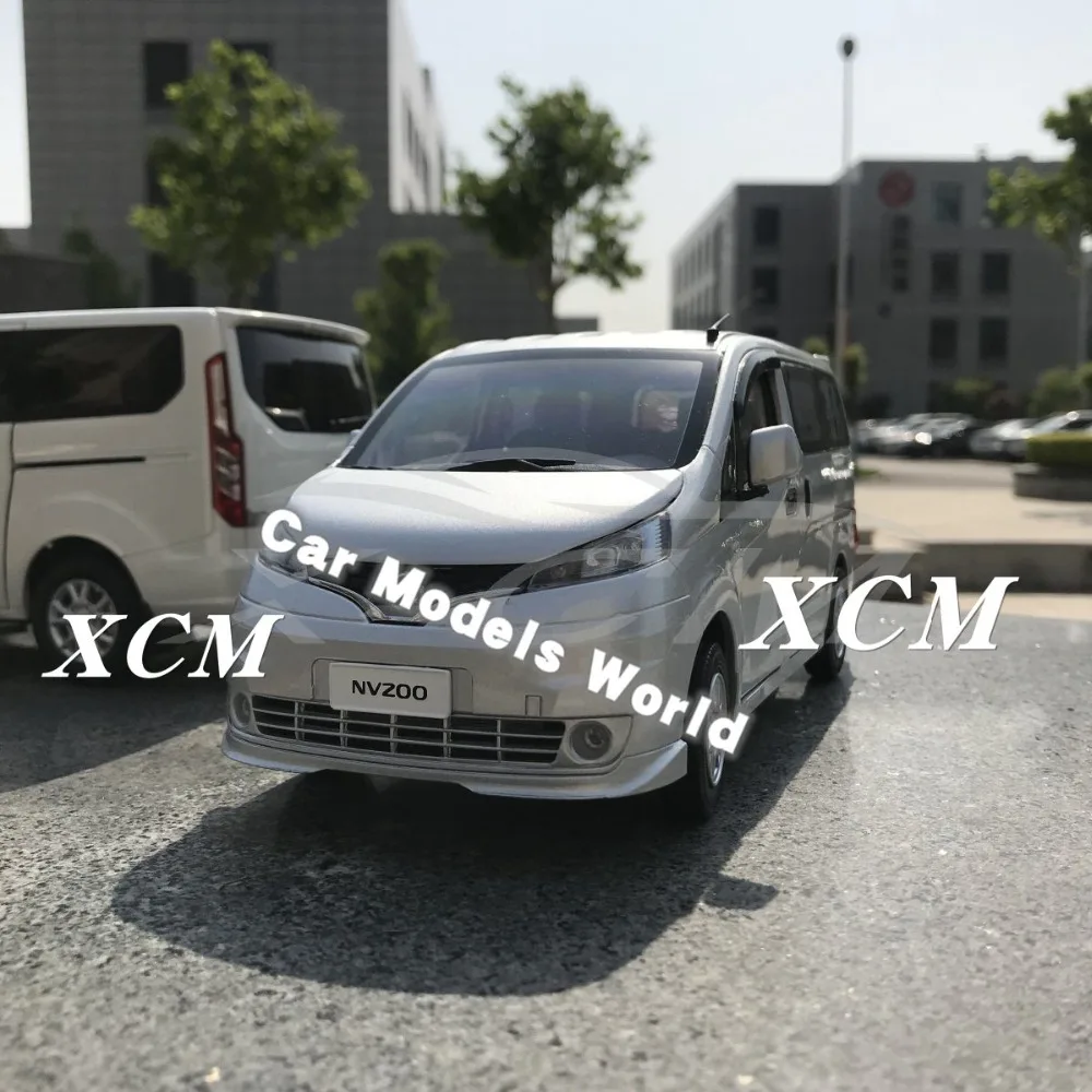 Литая под давлением модель автомобиля для NV200 MPV 1:18 (серебристый) + маленький