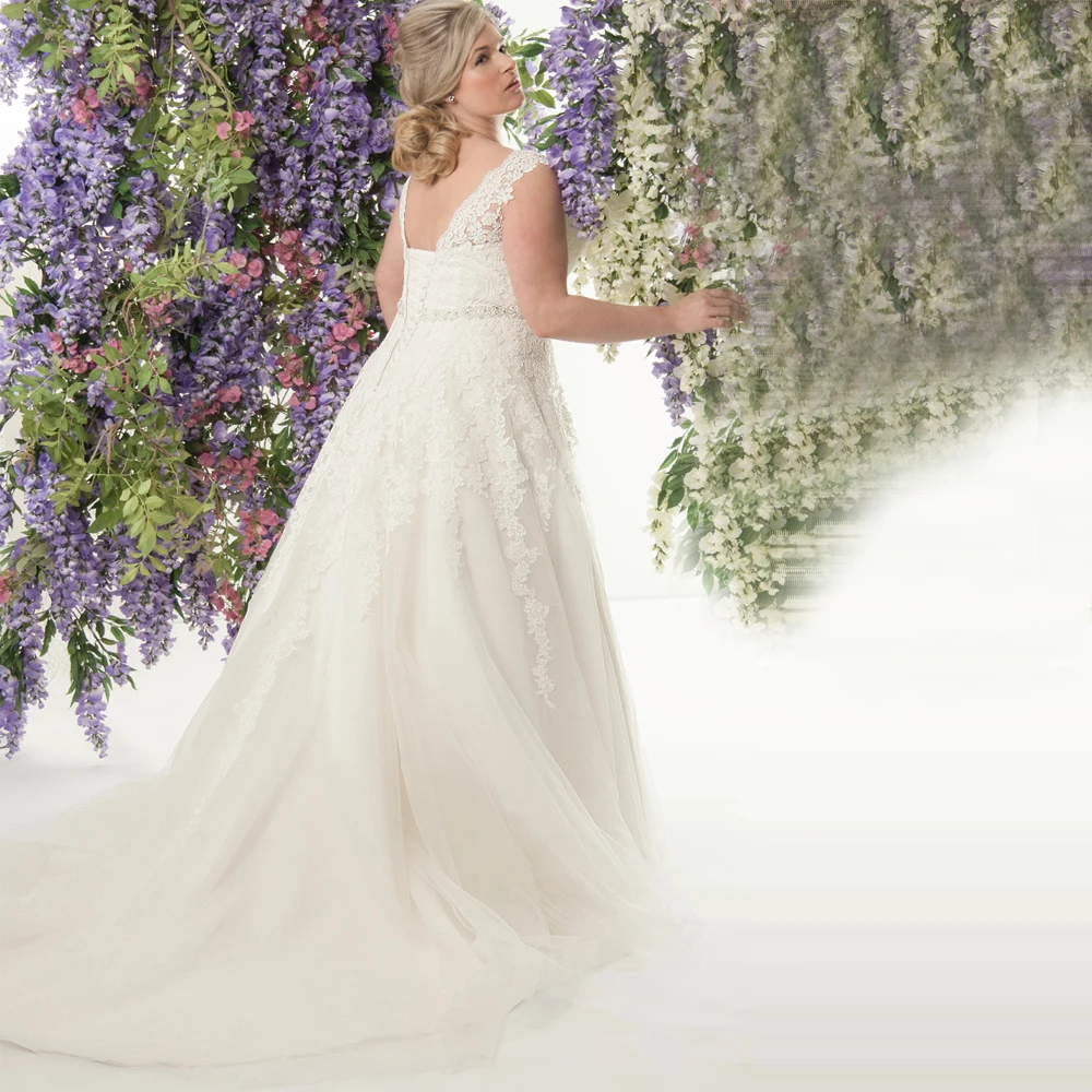 Элегантное свадебное платье с v образным вырезом размера плюс а силуэтом из тюля