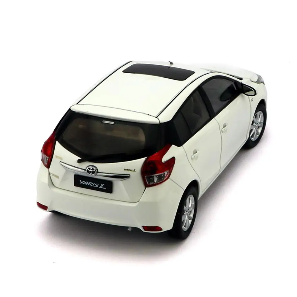 Коллекционная белая модель автомобиля Toyota Yaris L 1/18 в масштабе 2014 | Игрушки и хобби