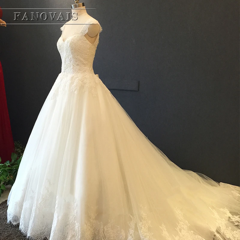 Женское свадебное платье из фатина элегантное кружевное с рукавами-крылышками и