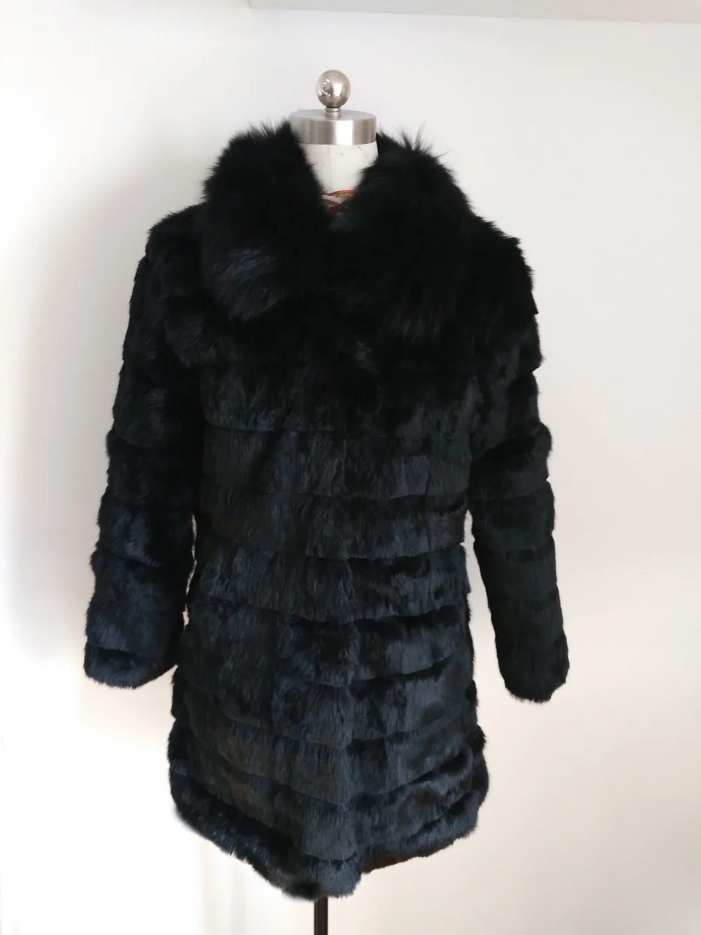 Длинное зимнее пальто в полоску с воротником из натурального Лисьего меха |