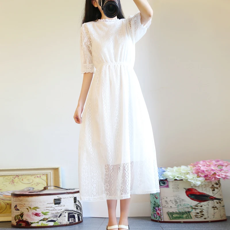 Женское платье с круглым вырезом белое кружевное длинное коротким рукавом