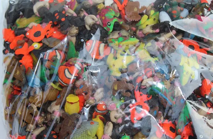

100pcs increasing toy small cartoon amusing toys