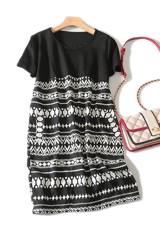 Женское платье с коротким рукавом а силуэта длиной до колена и О образным вырезом