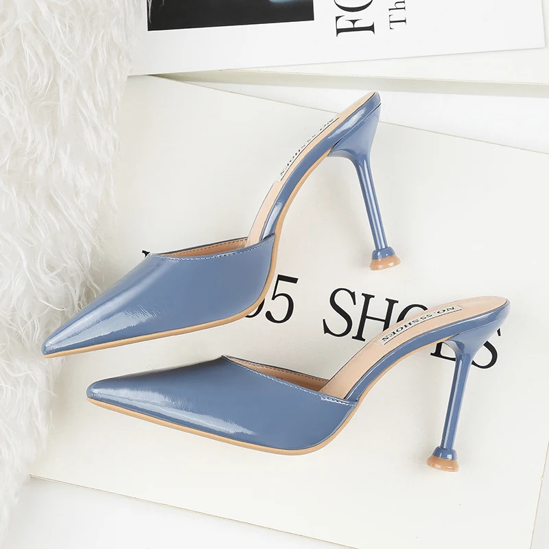 Роскошные женские босоножки с острым носком на необычном высоком каблуке