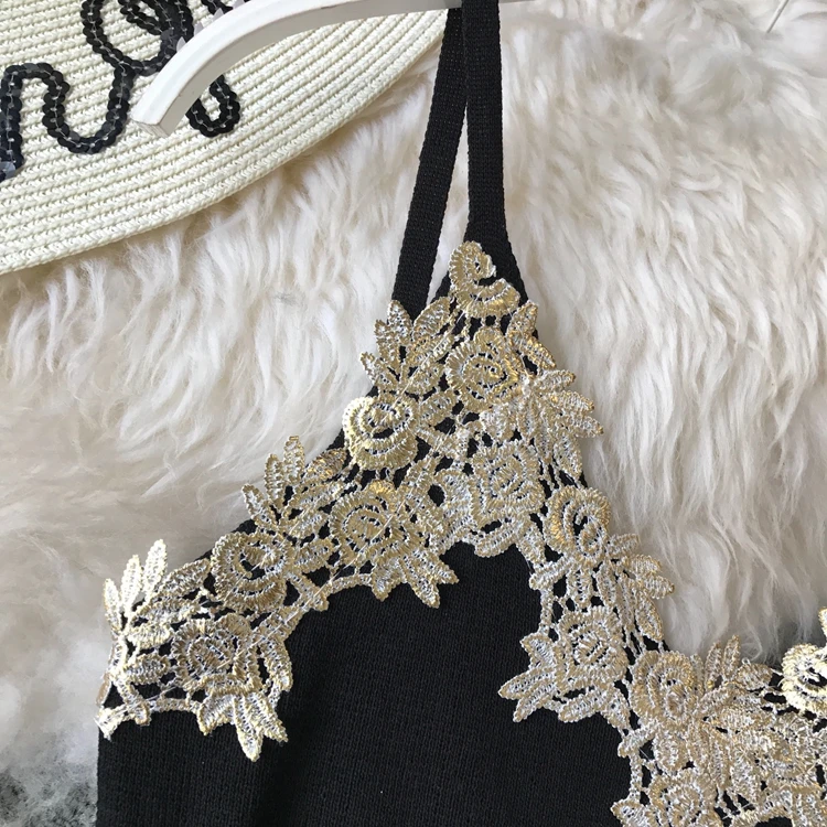 Женское трикотажное платье на бретельках кружевное с V-образным вырезом