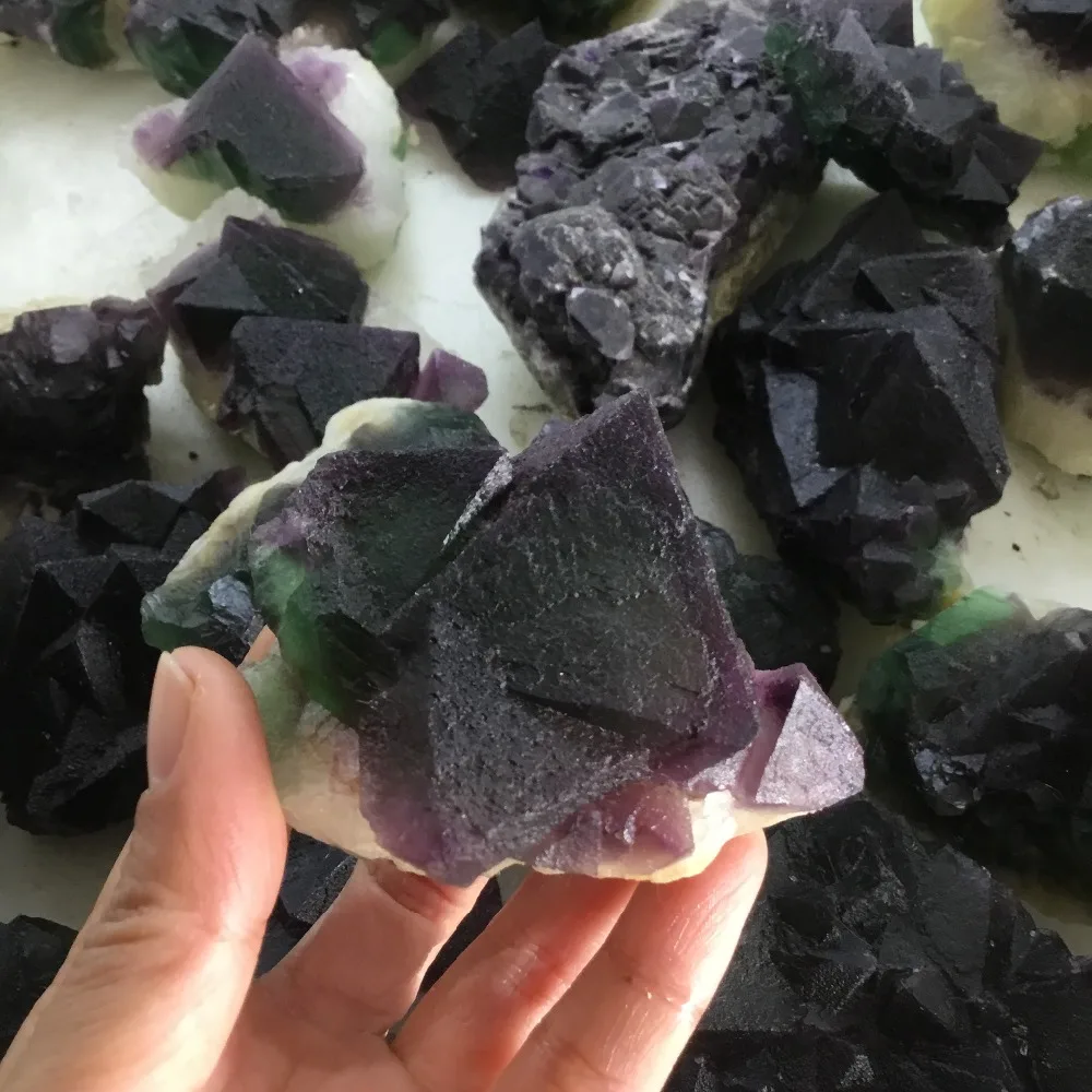 Натуральный фиолетовый флюорит необработанный камень минеральный