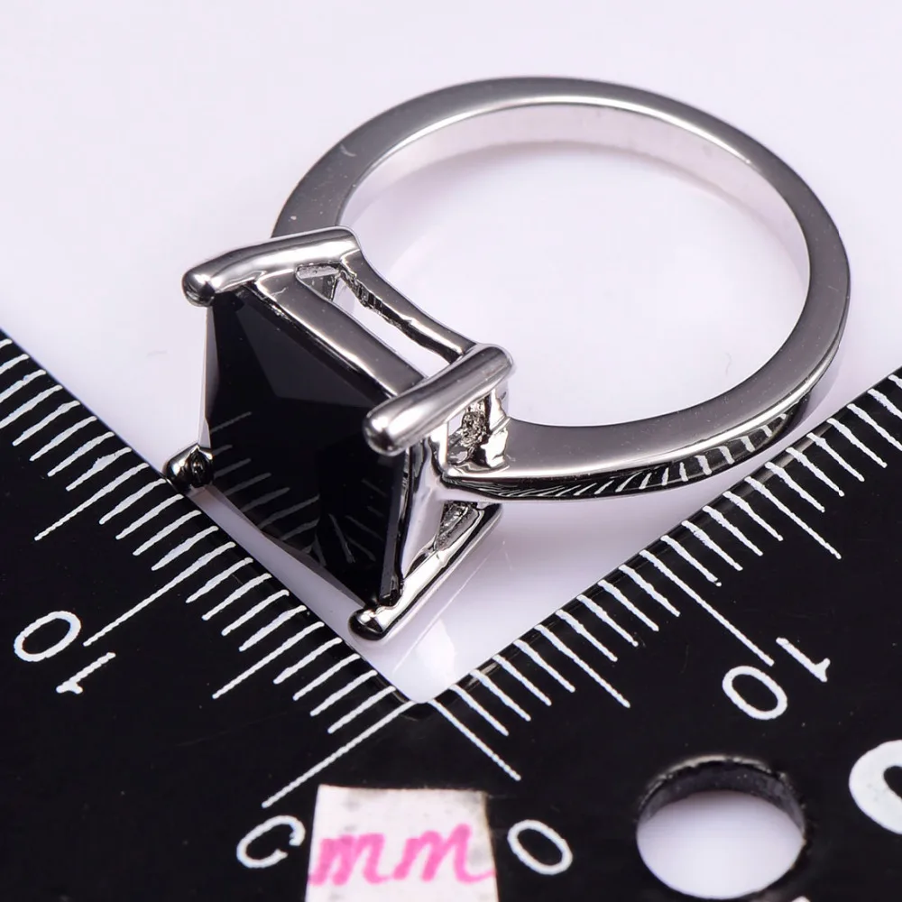 Кольцо из серебра 925 пробы с черным ониксом в классическом стиле романтическое