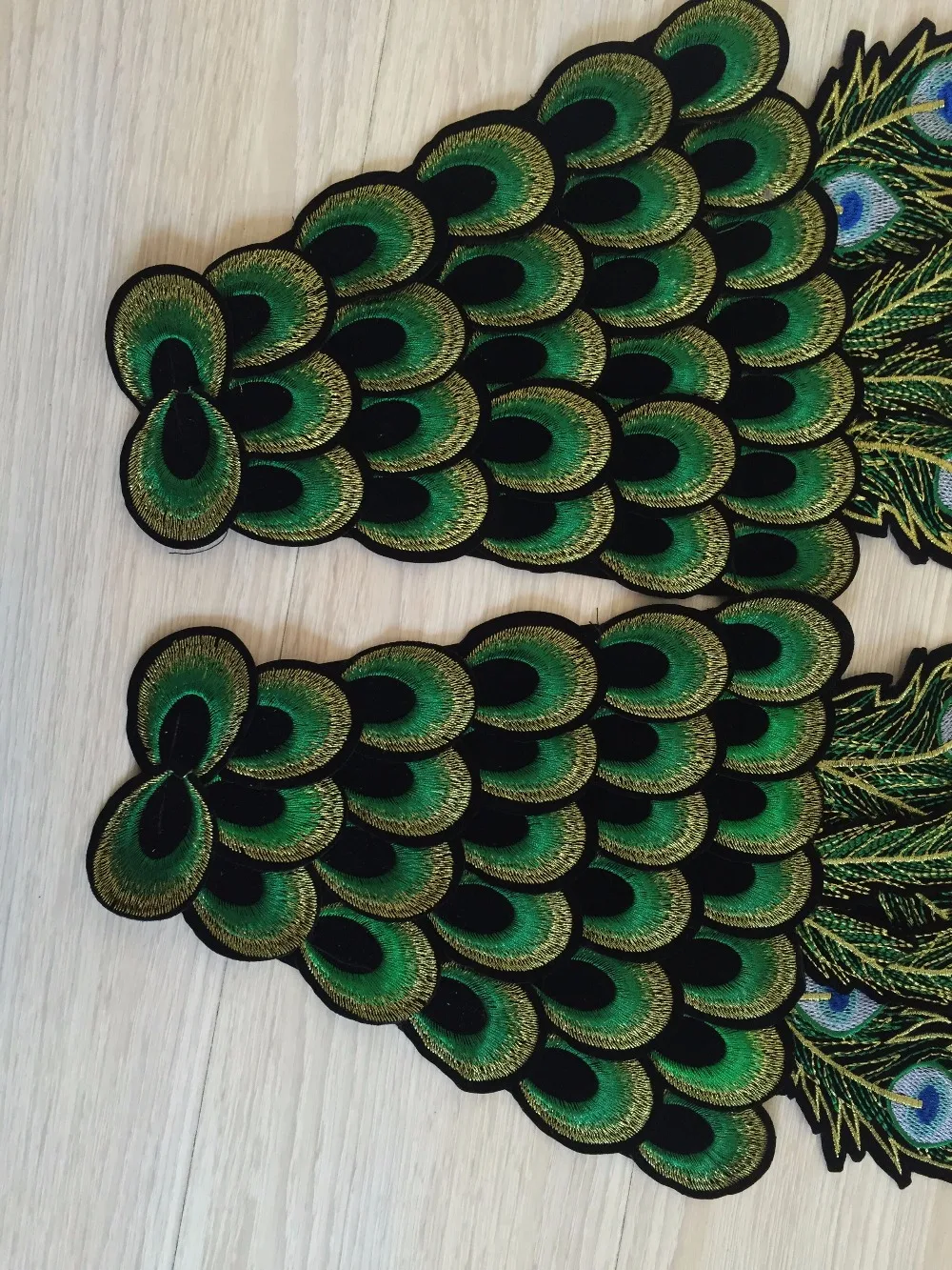 Кружевная нашивка с большими крыльями из ткани перьями павлина (пришивная)