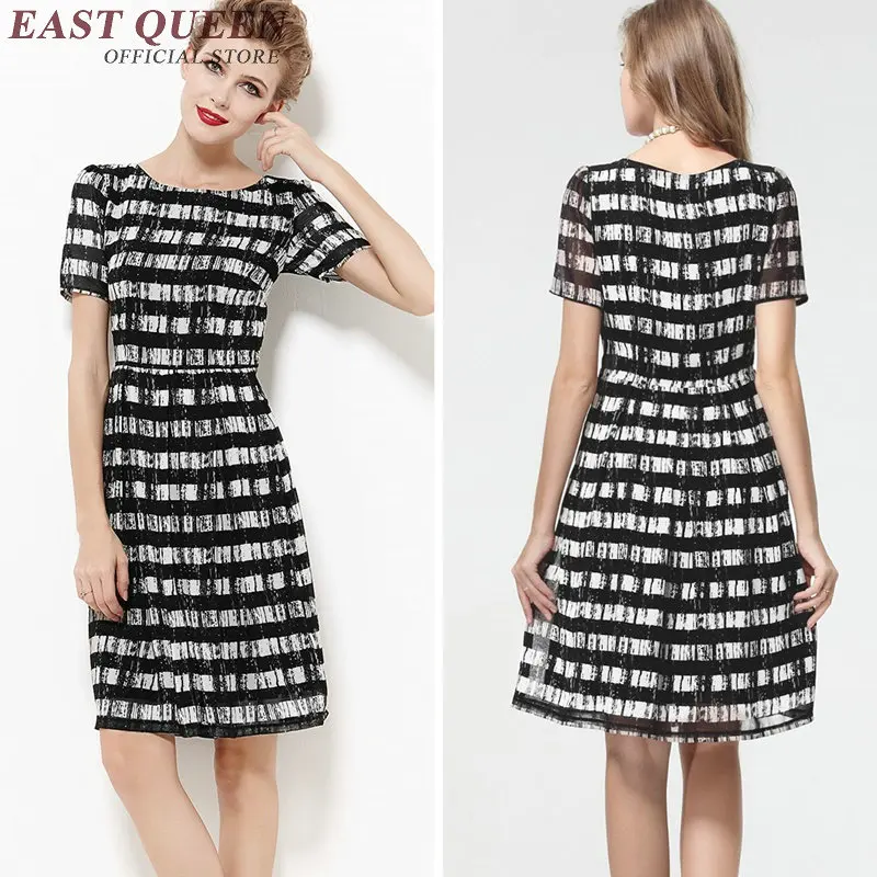 Женское платье в черно-белую полоску свободное драпированное с круглым вырезом