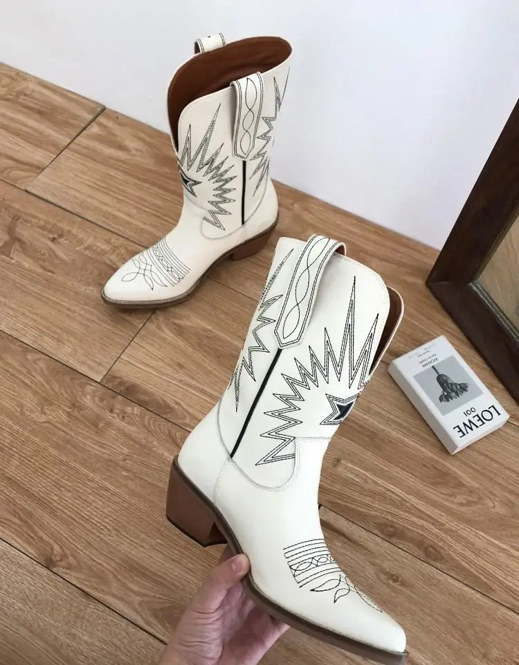 Buono Scarpe/женские сапоги с вышивкой; рыцарские сапоги на среднем каблуке в стиле ретро; женские сапоги из натуральной кожи; Botas Mujer; ковбойские сапоги в западном стиле; распродажа; модель года