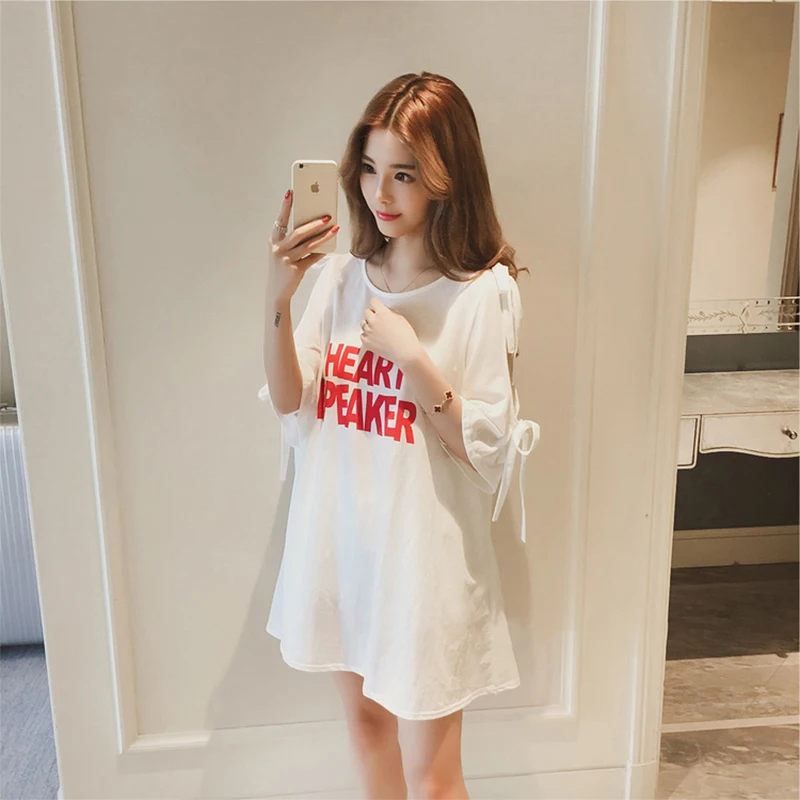 Женское платье футболка с открытыми плечами зеленое круглым вырезом и