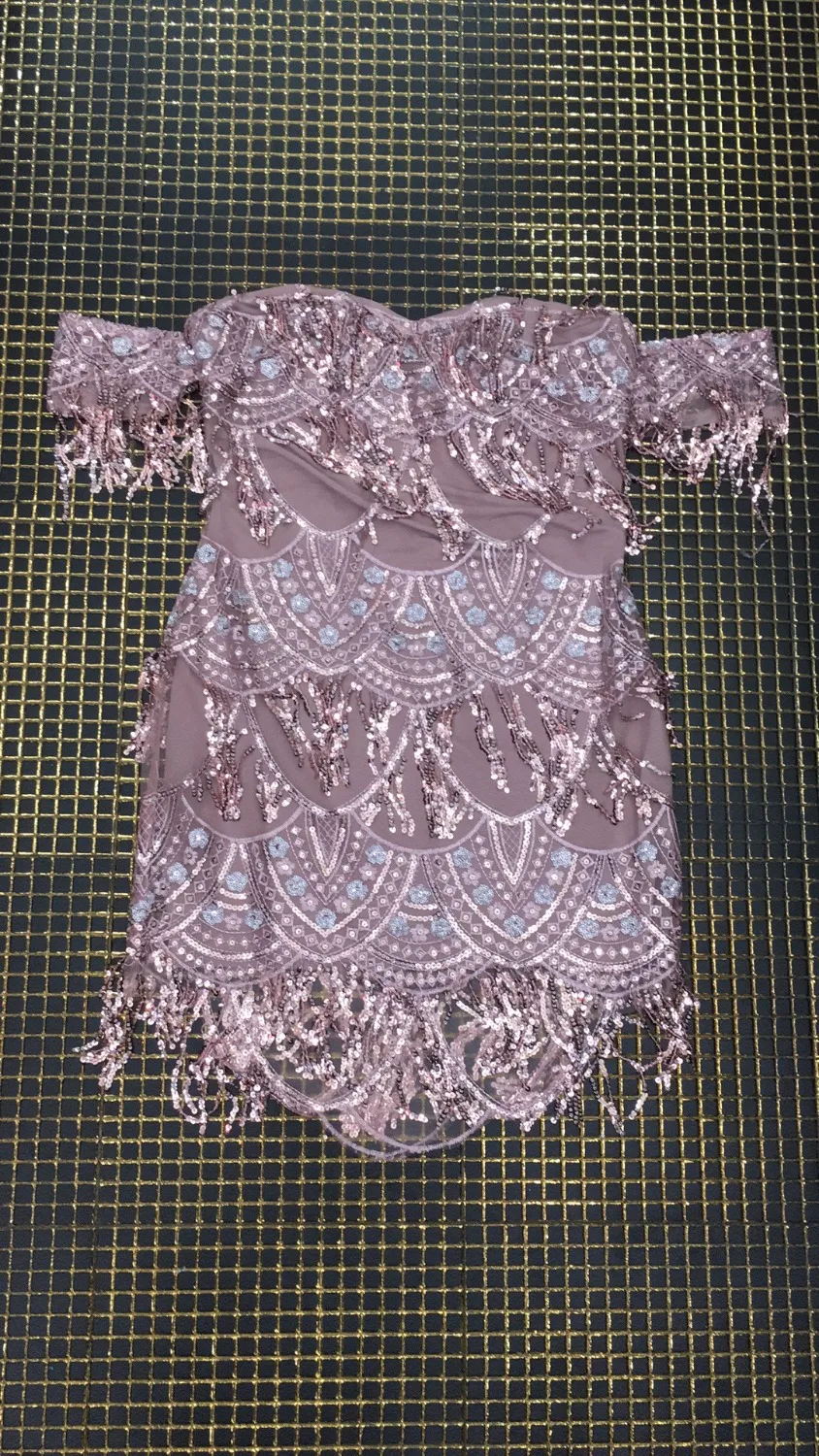 Женское вечернее платье без бретелек коричневое облегающее с открытыми плечами