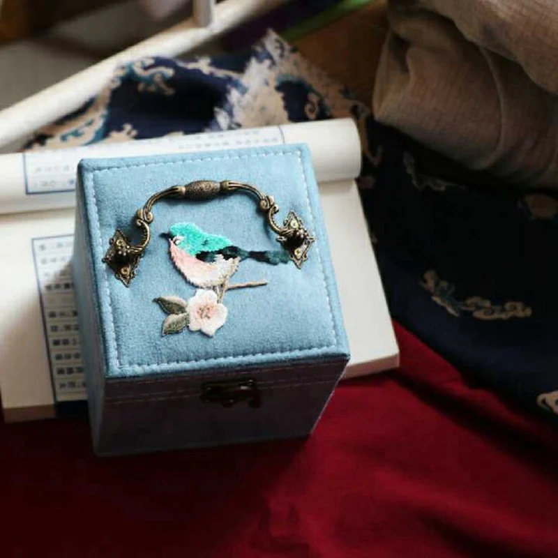 Light Blue with Lock Винтажная бархатная коробка для ювелирных изделий в китайском стиле с вышитыми цветами, металлическая ручка, упаковка, модная серьга, коробка для хранения ожерелья - Цвет: Light Blue with Lock