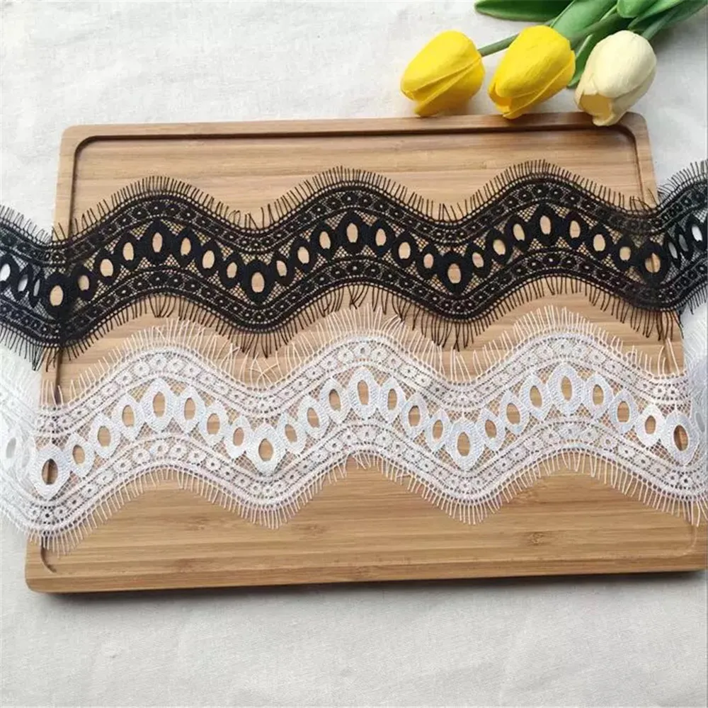 Кружевная отделка в виде ресниц с ушками Шантильи 3 м черная/Блестящая кружевная