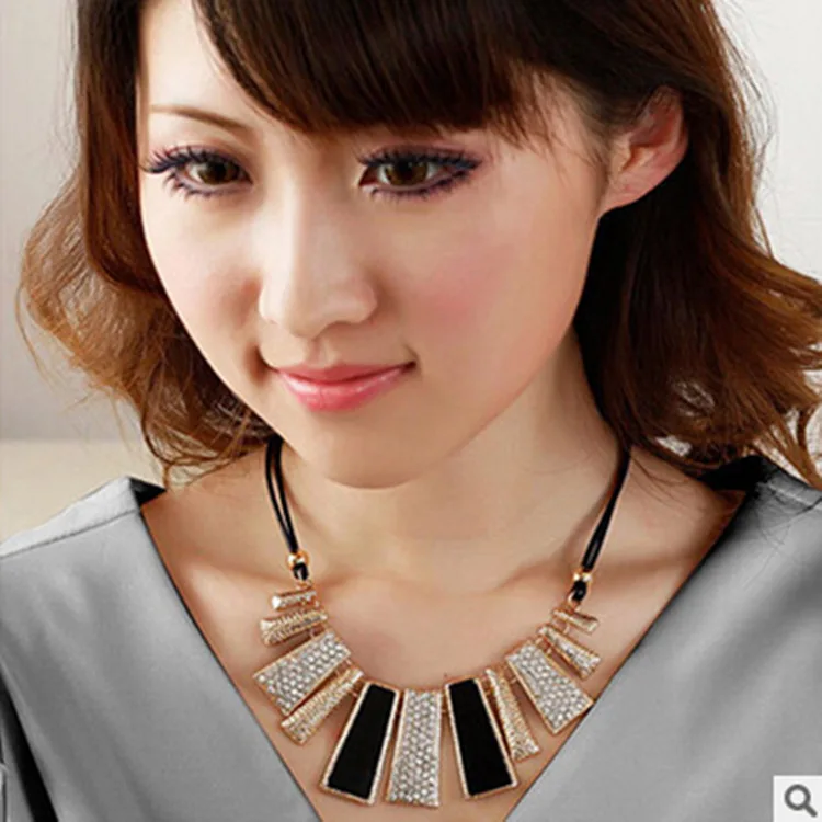 Korean Version Geometric Rhinestone Short Clavicle Necklace - Exaggerated Irregular Strip Design image 3