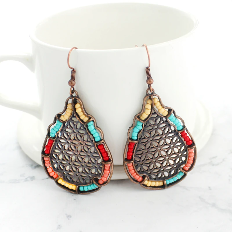 Оригинальные серьги в винтажном стиле украшенные цветными бусинами резная