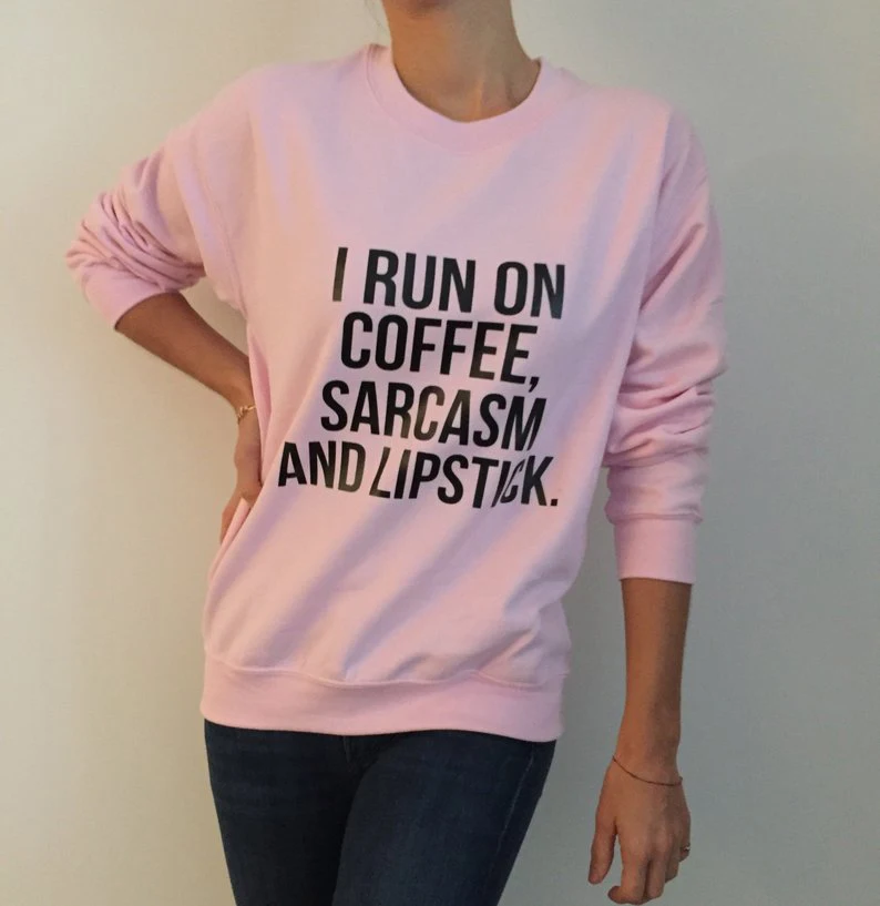 Skuggnas I run on coffee sarcasm и помада светильник-розовый Свитшот смешной слоган с круглым