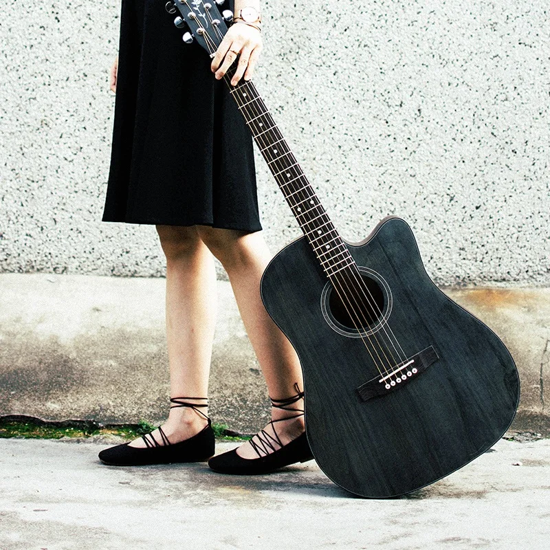 Народная гитара начинающих мужчин и женщин студентов с fingerstyle практика взрослых