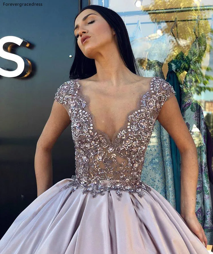 Женское вечернее платье в арабском стиле с глубоким v-образным вырезом и