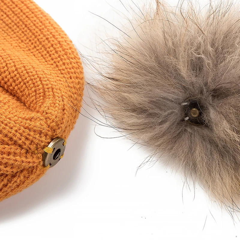 Новые женские шапки шапка из натурального меха енота 12 см Кепка с помпонами