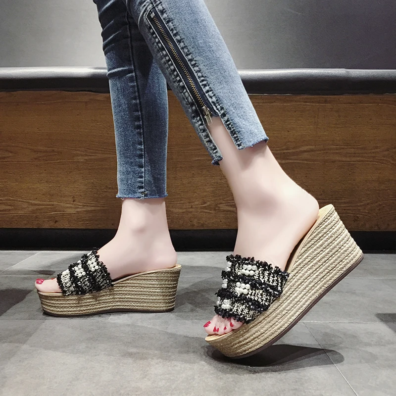 Женские сандалии шлепанцы с жемчужинами на платформе и высоком каблуке летние