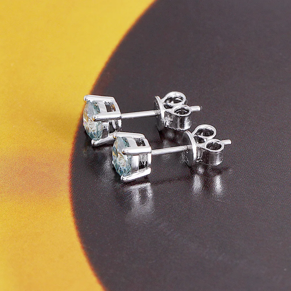 Серьги-гвоздики с муассанитом покрытые платиной и серебром небольшие синие