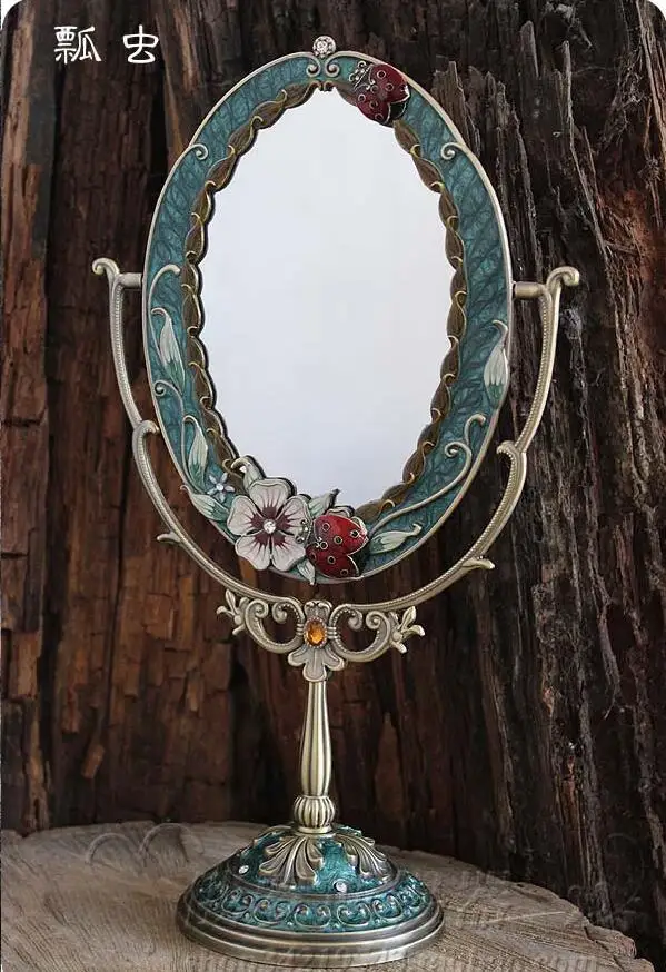 Стильное настольное косметическое зеркало для макияжа в стиле ретро с тиснением