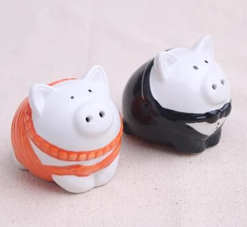 Оранжевого и белого цвета с изображением свинки в виде жениха невесты Солонка