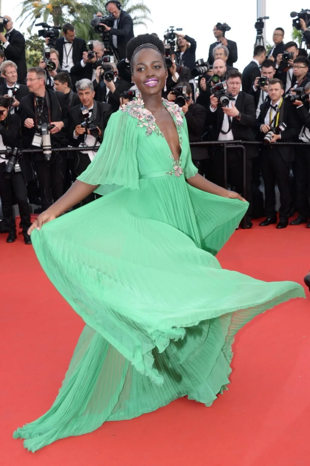 Lupita Nyong'o On Cannes Green V Neck Half Sleeve Elegant Formal Dress for Slae Beading Dazzling Party Mother of the Bride | Свадьбы и