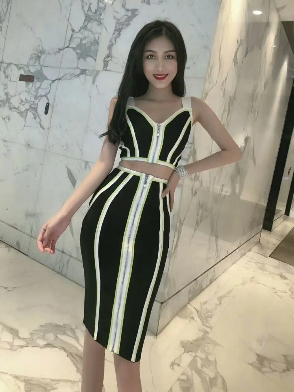 Новое поступление черно-белое платье с v-образным вырезом и бретельками