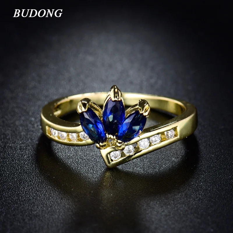 Женское коктейльное кольцо BUDONG золотистое с кристаллами Zicronia синей короной