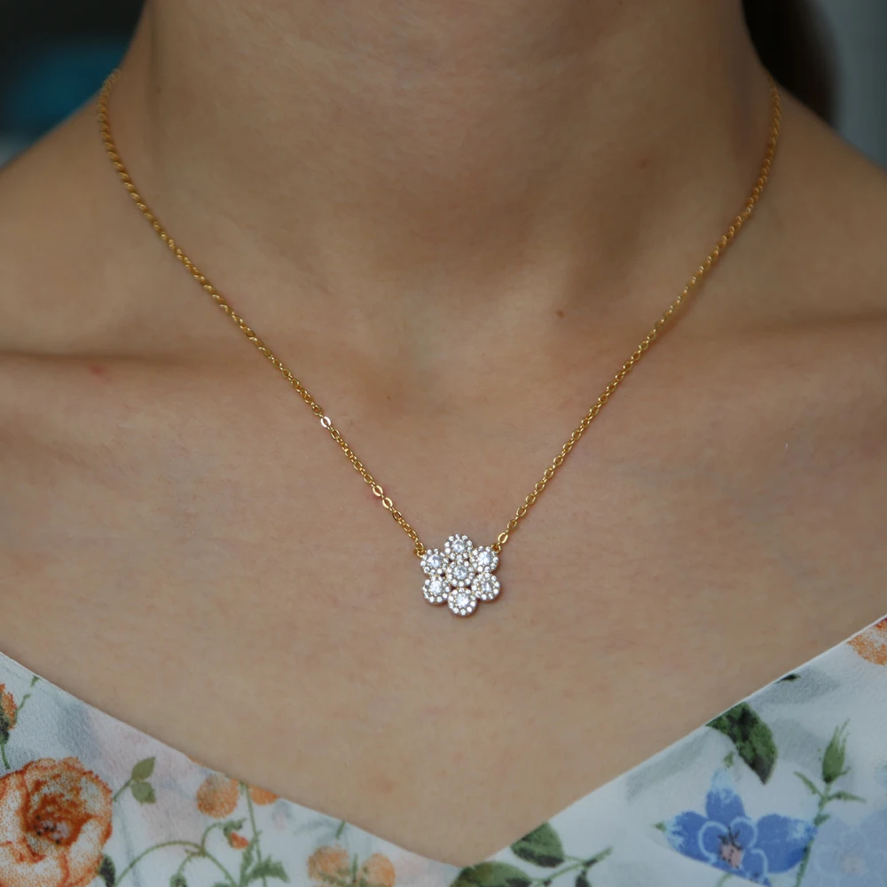 Ожерелье с кулоном в виде цветка из фианита микрозакрепкой золотого цвета